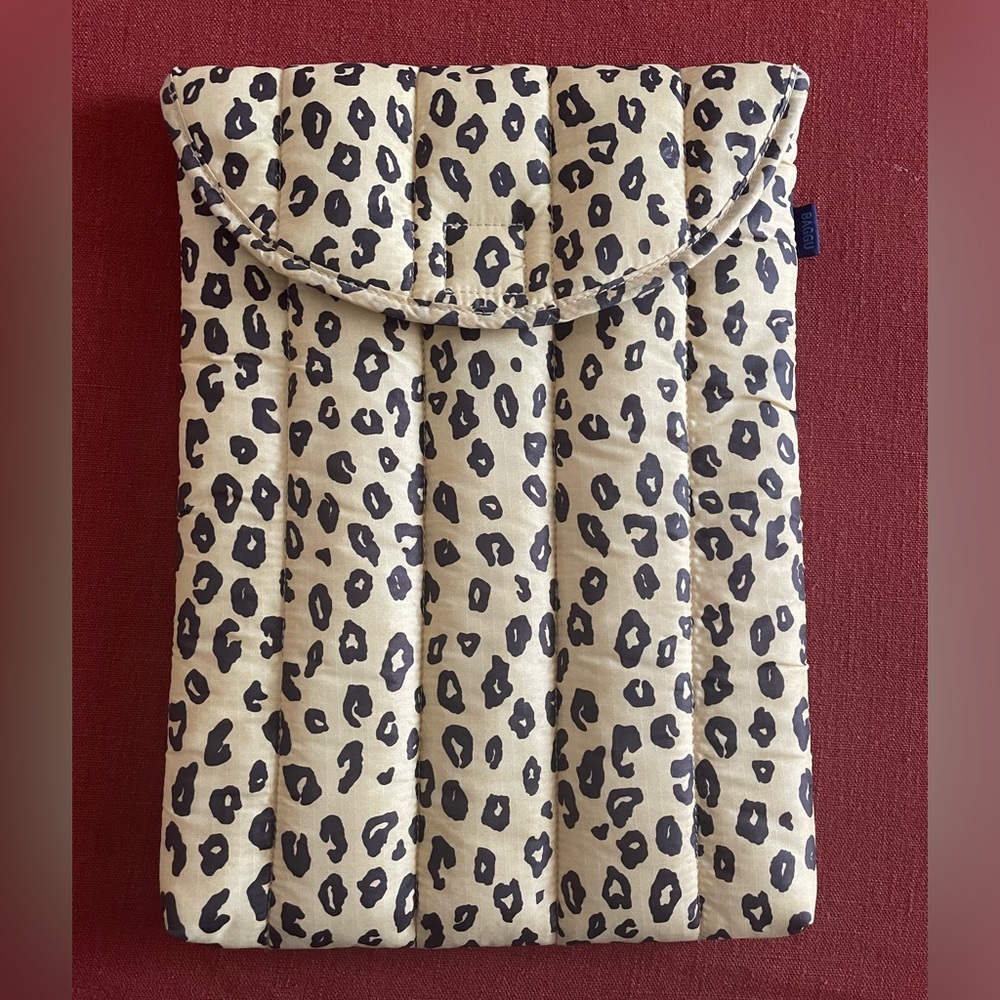 BAGGU laptop sleeve- leopard print (12-13inch)